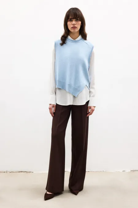 PULL EN MAILLE À COUPE ASYMÉTRIQUE