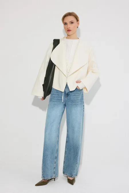 VESTE COURTE À DOUBLE BOUTON