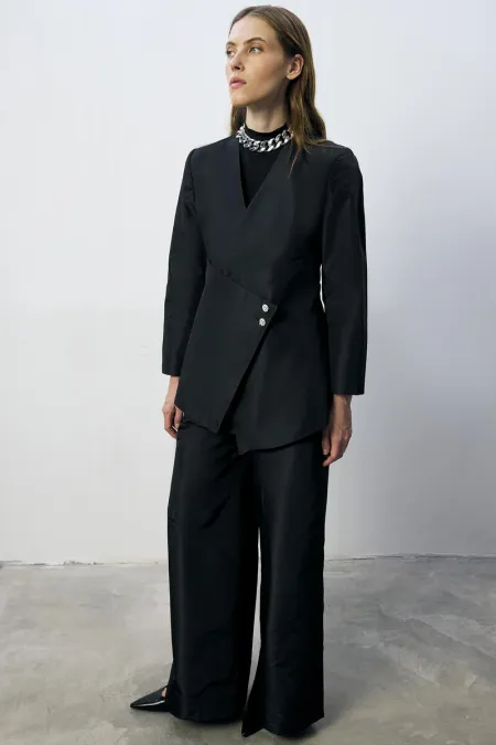 ENSEMBLE VESTE ET PANTALON ASYMÉTRIQUE AVEC DÉTAIL DE BOUTONS