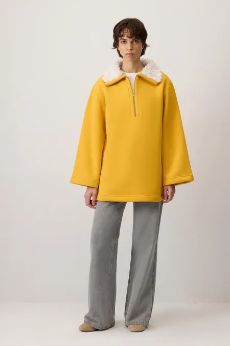 FUR-COLLARED SWEATSHIRT