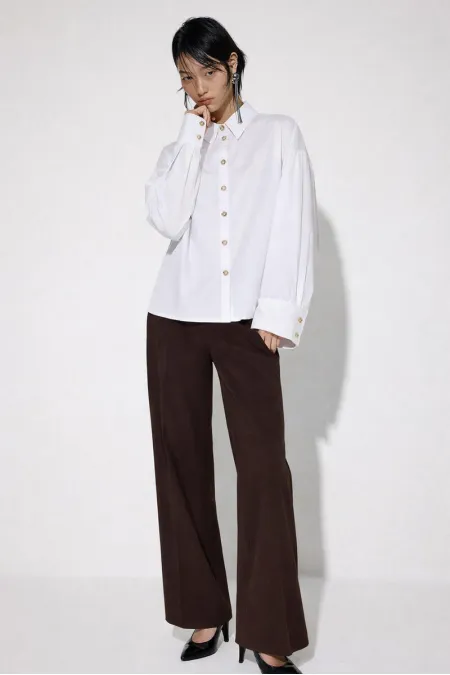 CHEMISE À MANCHONS DORÉS ET BOUTONS DORÉS