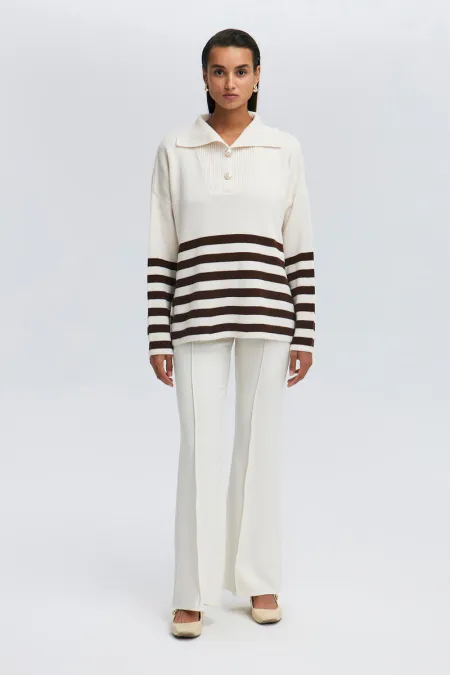 PULL À RAYURES AVEC DÉTAILS DE BOUTONS