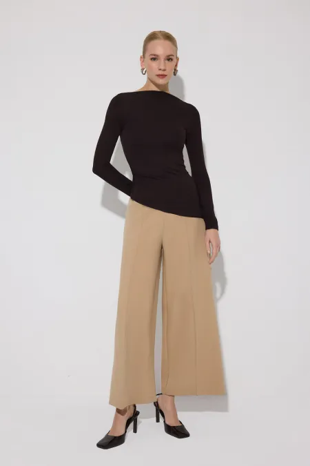 CORPS DRAPÉ SUR LE CÔTÉ