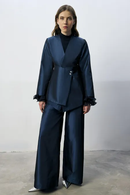 ENSEMBLE VESTE ET PANTALON ASYMÉTRIQUE AVEC DÉTAIL DE BOUTONS