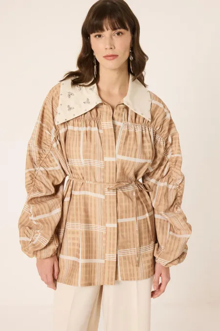 VESTE SURDIMENSIONNÉE AVEC COL ORNÉ DE PIERRES