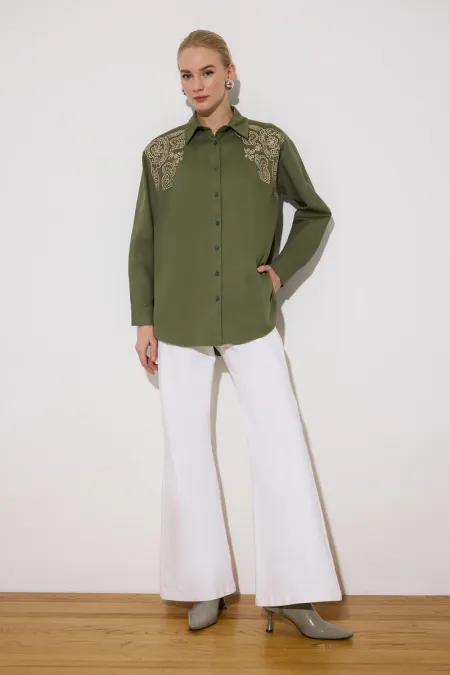 CHEMISE SURDIMENSIONNÉE AVEC BRODERIE SUR LE DEVANT