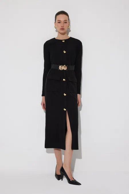 ROBE EN MAILLE AVEC BOUTONS ET CEINTURE DORÉS