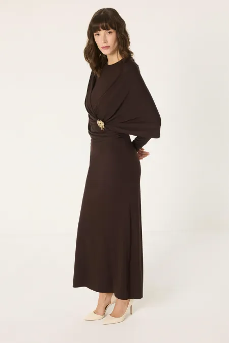 ROBE EN MAILLE AVEC DÉTAIL DE BOUCLE