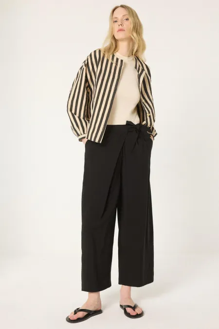 PANTALON AVEC DÉTAIL DE CEINTURE