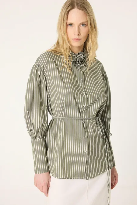 CHEMISE À RAYURES AVEC DÉTAILS DE ROSE