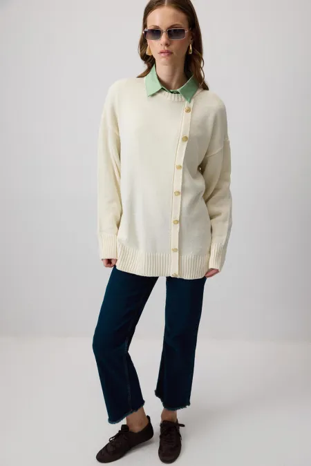 PULL EN MAILLE AVEC DÉTAILS DE BOUTONS