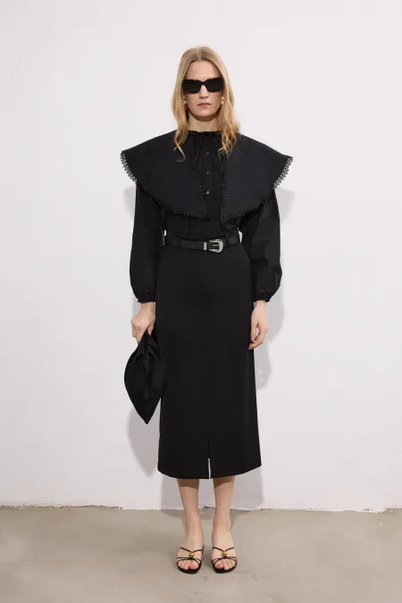 YAKASI İŞLEMELİ GÖMLEK