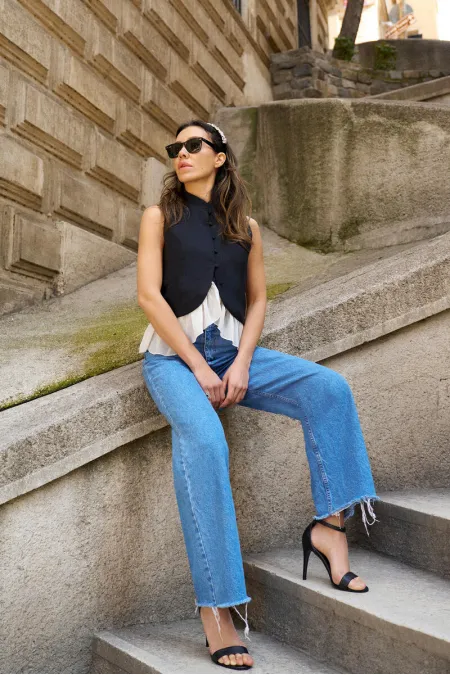 GILET EN CRÊPE À GARNITURE EN MOUSSELINE