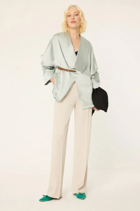 VESTE EN SATIN AVEC CEINTURE EN CUIR