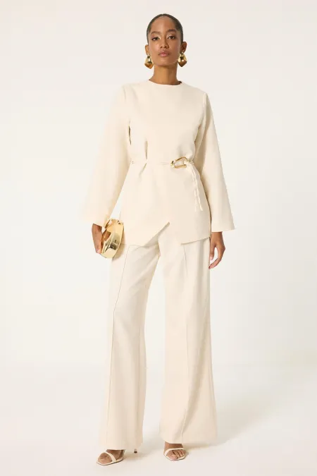 Ensemble tunique et pantalon asymétrique avec détail de ceinture