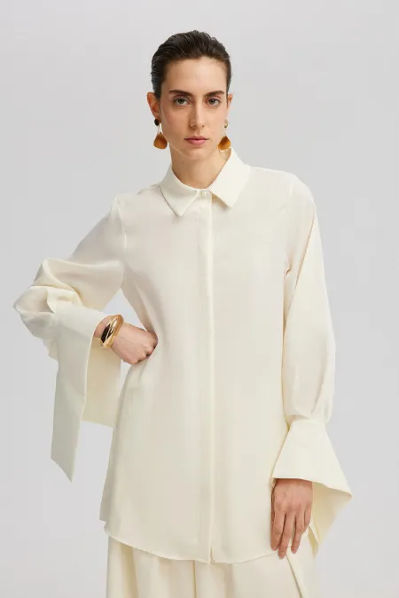 CHEMISE LONGUE EN SATIN AVEC DÉTAIL AUX POIGNETS