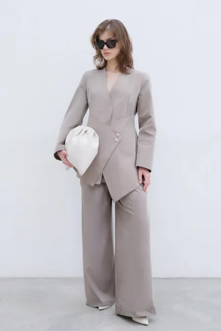 ENSEMBLE VESTE ET PANTALON ASYMÉTRIQUE AVEC DÉTAIL DE BOUTONS