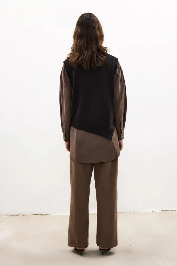 PULL EN MAILLE À COUPE ASYMÉTRIQUE