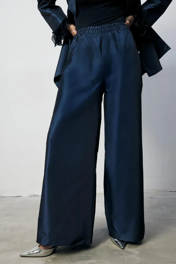 ENSEMBLE VESTE ET PANTALON ASYMÉTRIQUE AVEC DÉTAIL DE BOUTONS