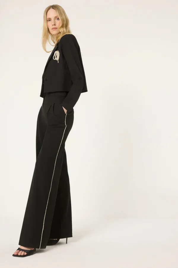 PANTALON AVEC DÉTAIL DE BANDE ORNÉE DE PIERRES
