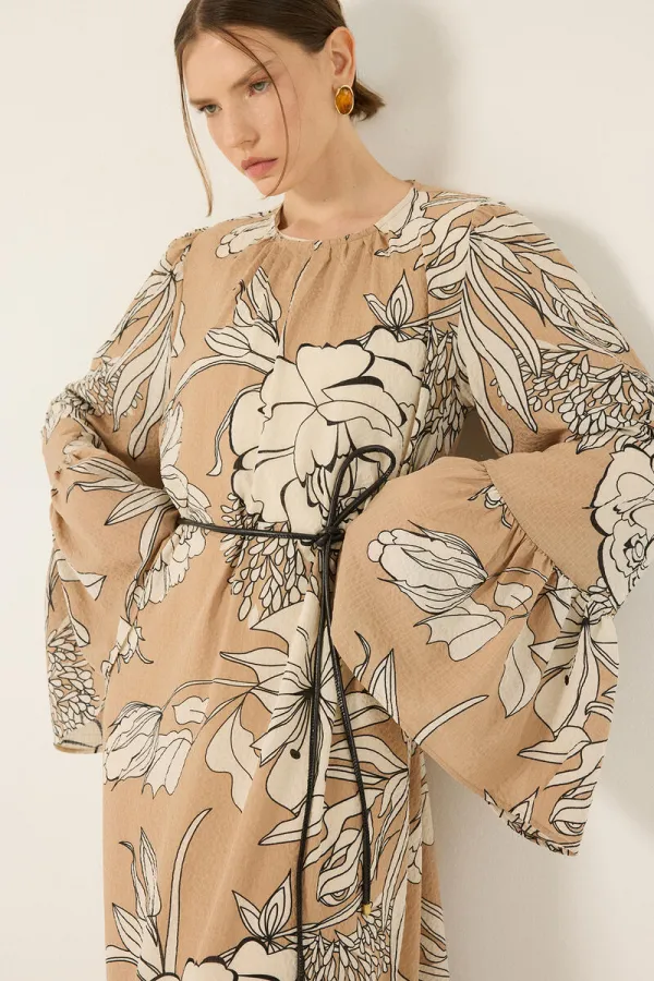 ROBE À CEINTURE EN CUIR À MOTIFS ROBE À CEINTURE EN CUIR À MOTIFS