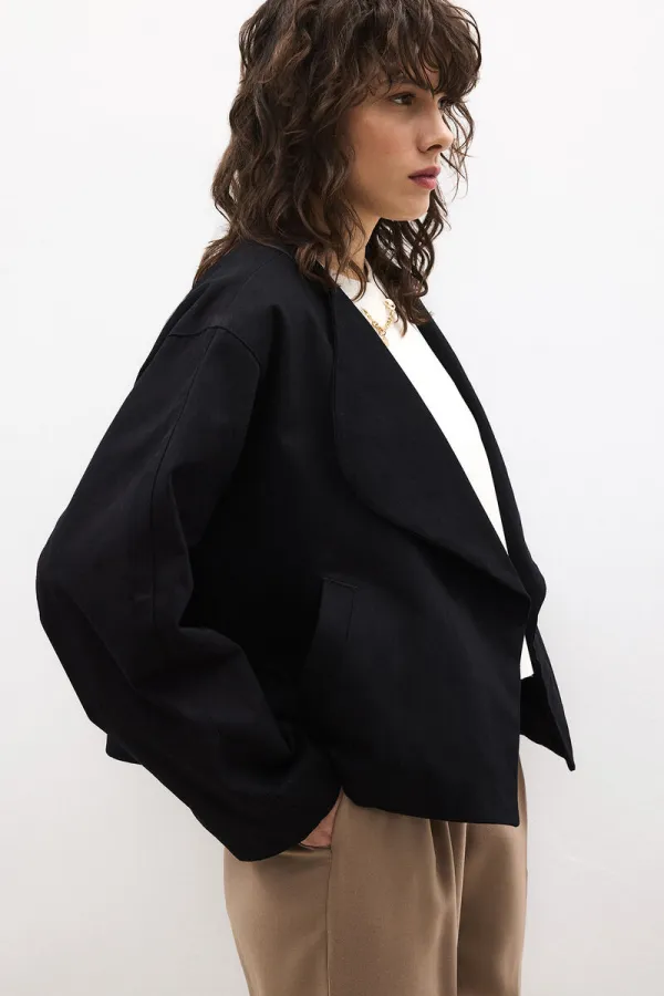 VESTE COURTE À DOUBLE BOUTON