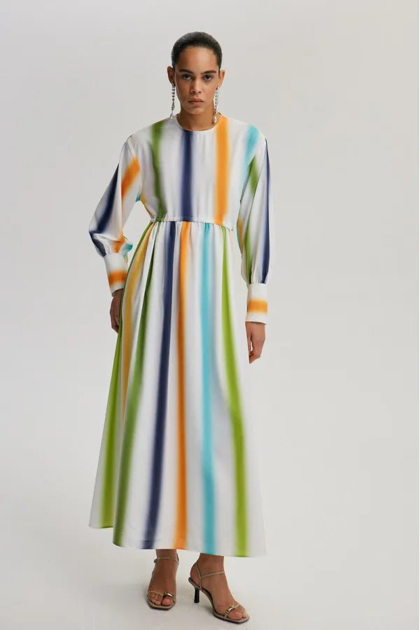 İNCİ DÜĞME DETAYLI BÜZGÜLÜ ELBİSE