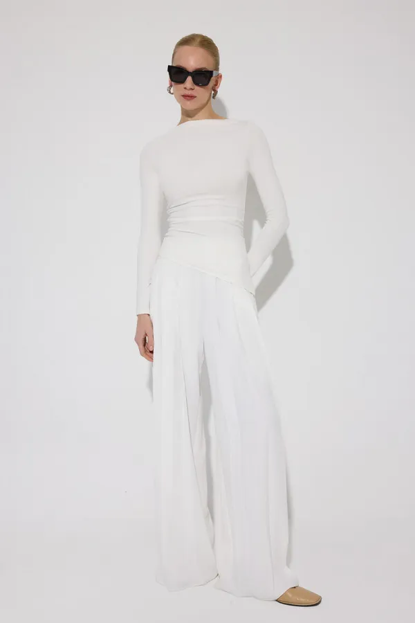 CORPS DRAPÉ SUR LE CÔTÉ