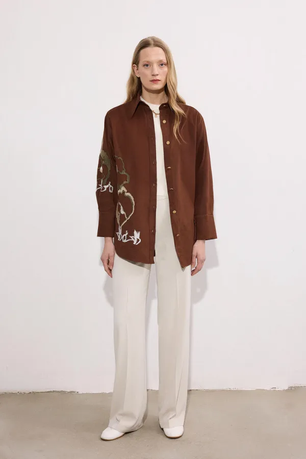 CHEMISE EN GABARDINE BRODÉE