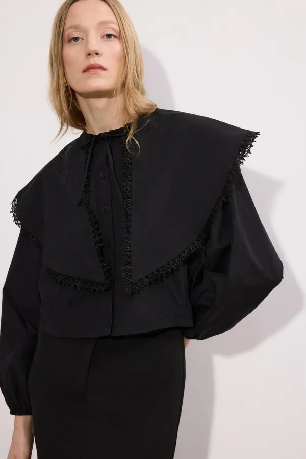 YAKASI İŞLEMELİ GÖMLEK