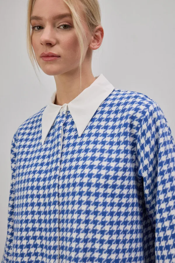 CHEMISE À COL ASYMÉTRIQUE AVEC TWEET