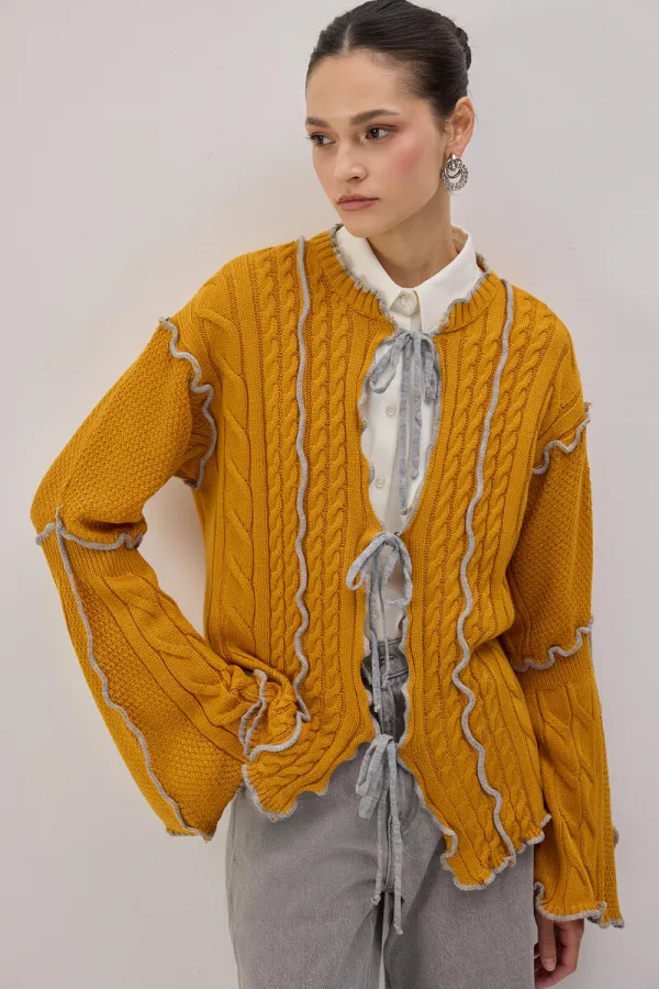 KONTRAST BİYELİ TRİKO HIRKA