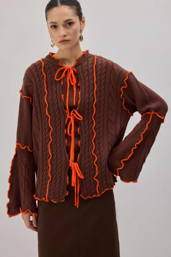 KONTRAST BİYELİ TRİKO HIRKA