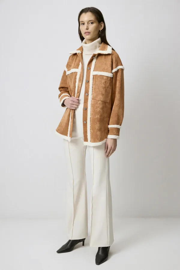 Chemise en daim avec détails en peluche