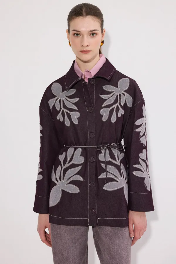 VESTE EN JEAN AVEC BRODERIE APPLIQUE ET CEINTURE.