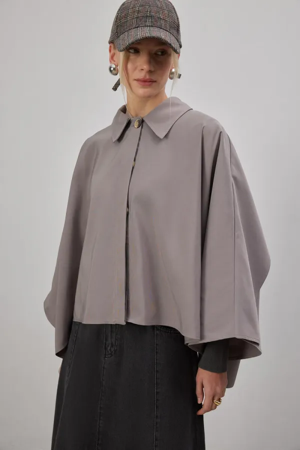 PONCHO COURT À COL ÉPIQUE