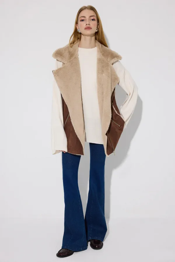 GILET EN PELUCHE À COL CROISÉ GILET EN PELUCHE À COL CROISÉ