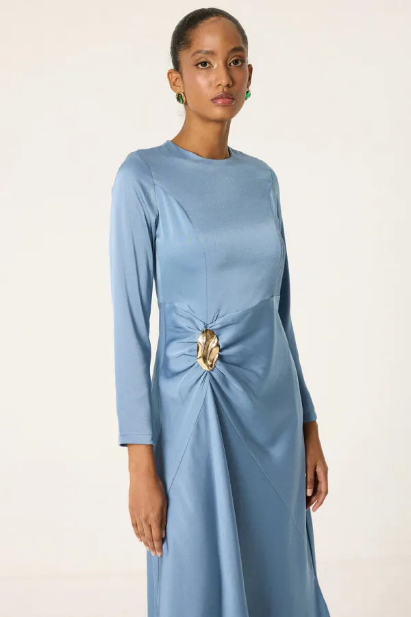 ROBE EN SATIN AVEC DÉTAIL DE BROCHE
