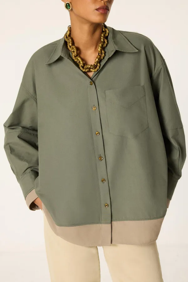 CHEMISE EN POPLINE DE COULEURS CONTRASTÉES