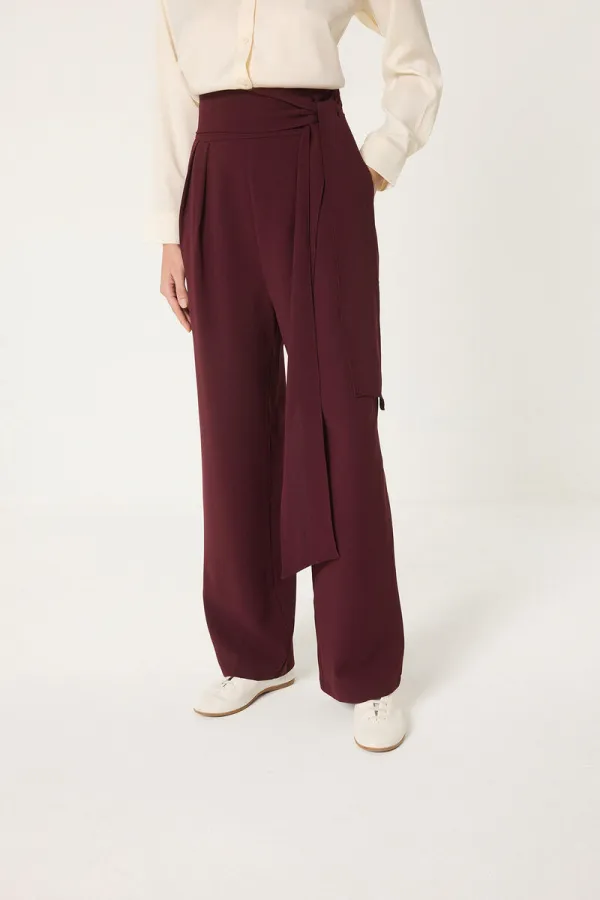 PANTALON AVEC DÉTAIL DE CEINTURE