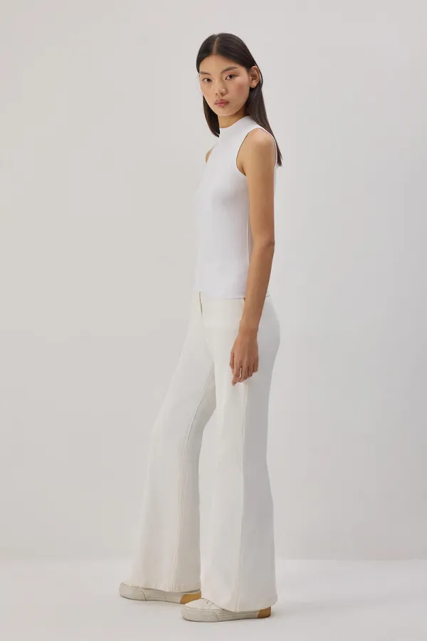 DİK YAKA KOLSUZ İÇLİK