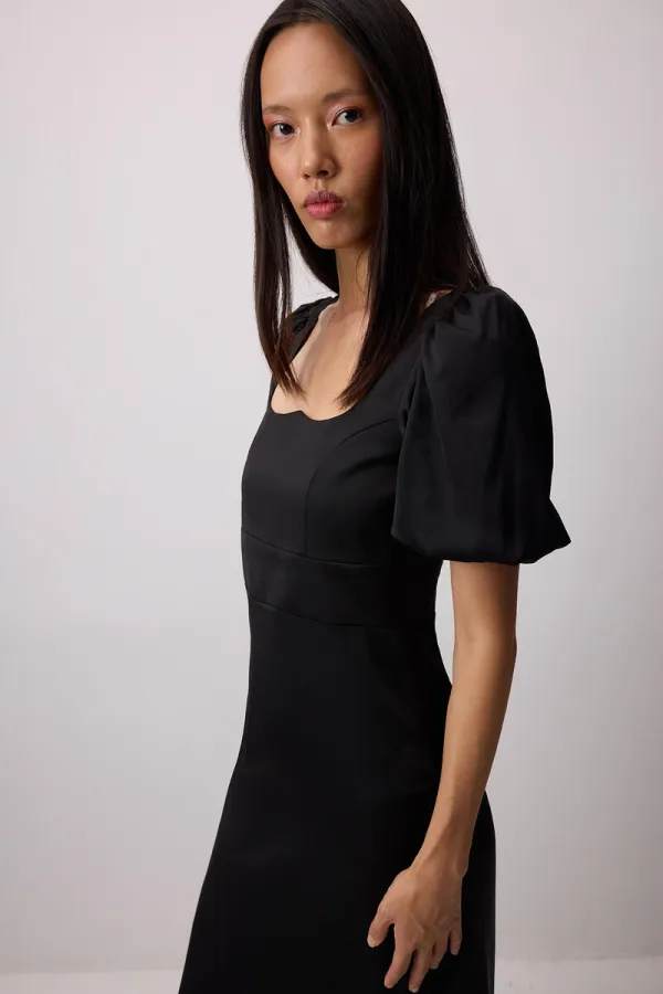 OMUZ BÜZGÜLÜ KISA KOLLU ELBİSE