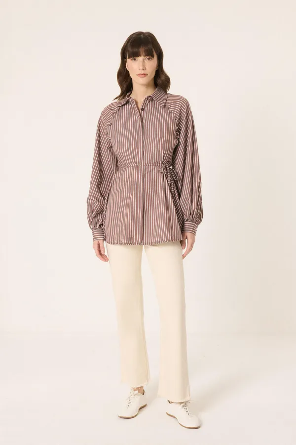 DÜĞME DETAYLI ÇİZGİLİ GÖMLEK