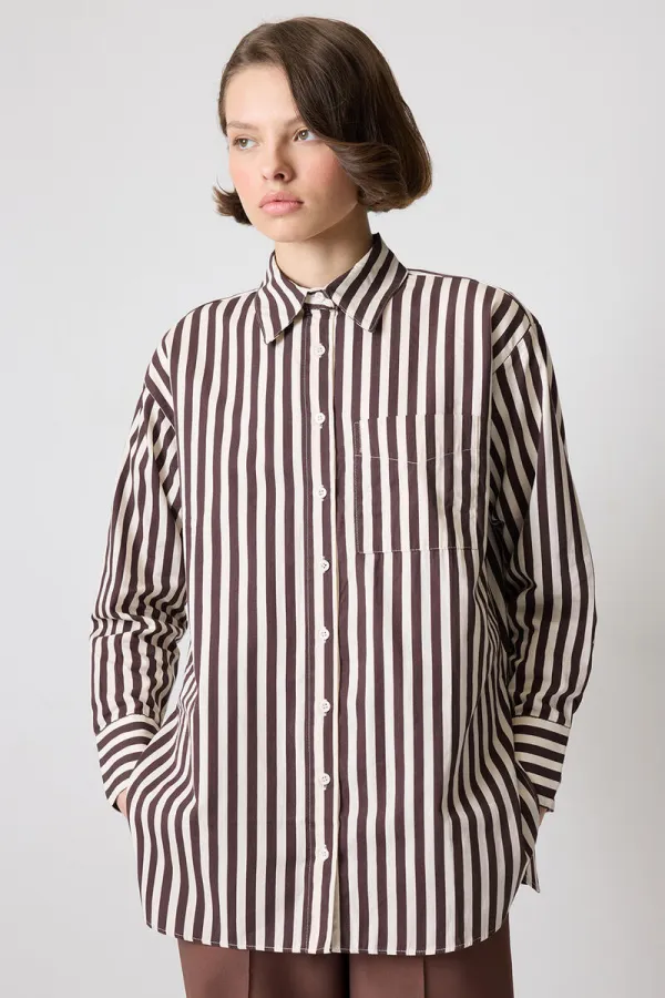 CHEMISE SURDIMENSIONNÉE À RAYURES ÉPAISSES CHEMISE SURDIMENSIONNÉE À RAYURES ÉPAISSES