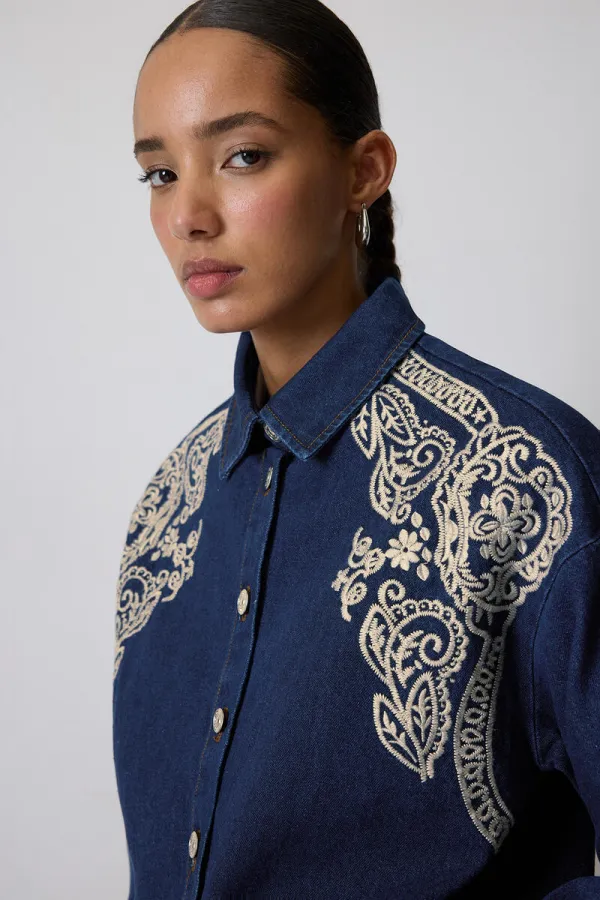 NAKIŞLI DENİM GÖMLEK