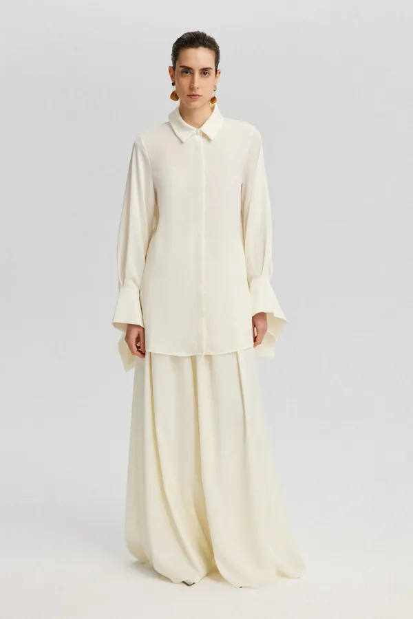 CHEMISE LONGUE EN SATIN AVEC DÉTAIL AUX POIGNETS