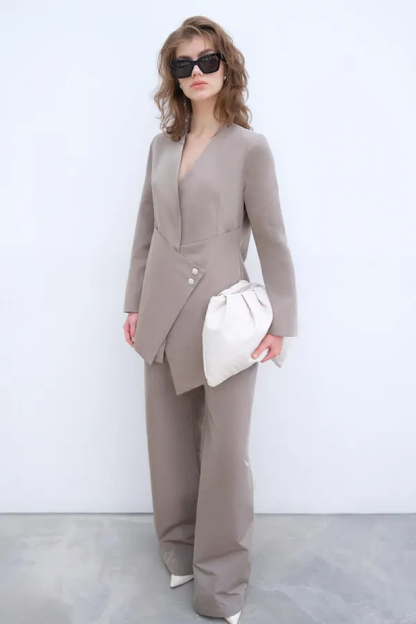 ENSEMBLE VESTE ET PANTALON ASYMÉTRIQUE AVEC DÉTAIL DE BOUTONS