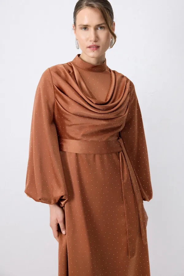 DRAPELİ TAŞLI SATEN ELBİSE