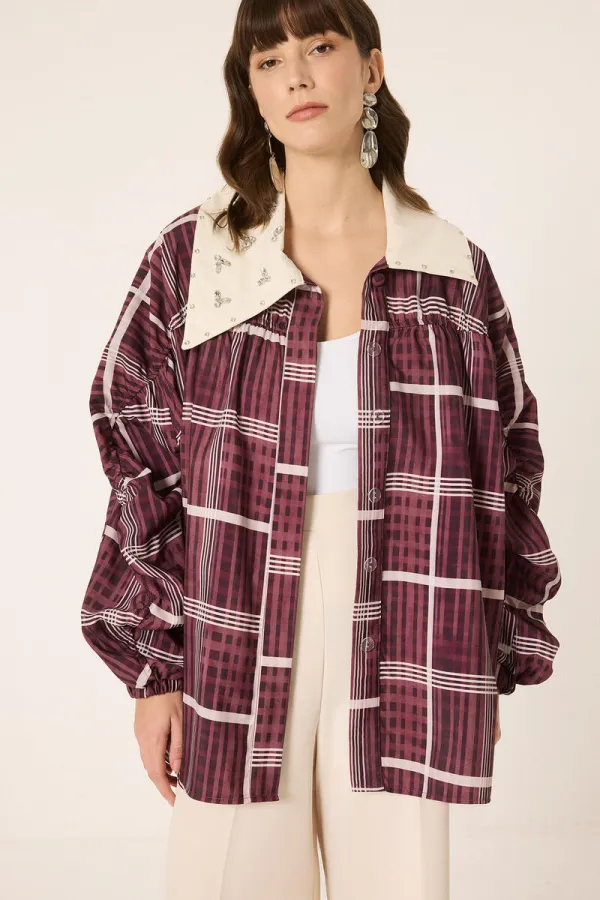 VESTE SURDIMENSIONNÉE AVEC COL ORNÉ DE PIERRES