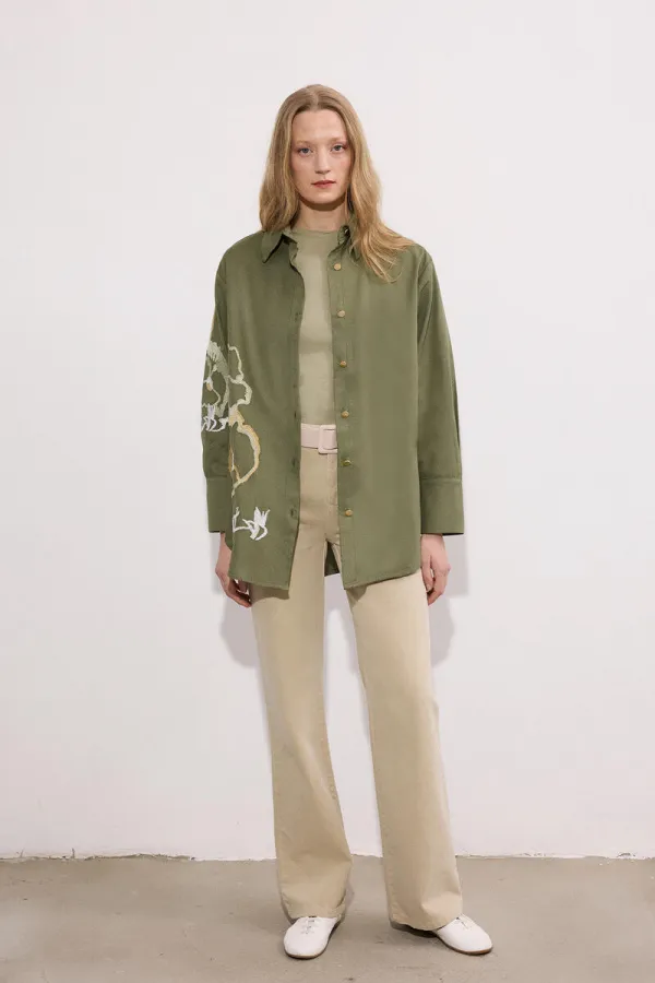 CHEMISE EN GABARDINE BRODÉE